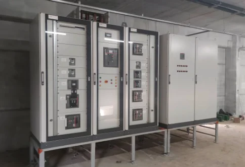 quadro geral de baixa tensão com banco de capacitores sobre suporte para piso elevado.